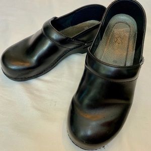Dansko Slip Resistant Clogs, Black, Size 40